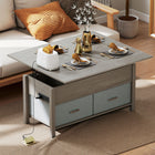 HOMCOM - Table basse relevable avec rangement et station de charge - gris foncé-Avec deux prises électriques et deux ports USB, pour recharger facilement vos appareils