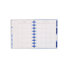 The Happy Planner - Planificateur daté format classique 2026–2027 à reliure à disques - 9-3/4 po x 5-5/16 po - Bleus champêtres-Propose d’élégantes couvertures et des intercalaires mensuels à onglets aux motifs d’inspiration cottage chaleureux dans de douces teintes de bleu