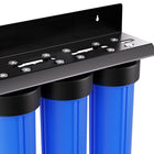 iSpring - WGB32B-DS Système de filtration d'eau domestique à 3 étapes avec filtres à sédiments, anticalcaire au polyphosphate et à bloc de charbon actif-Installation simple : Le système de filtration d’eau WGB32B-DS est facile à installer soi-même grâce à son entrée/sortie NPT de 2,54 cm (1 po). Les cartouches de 50,8 cm (20 po) × 11,4 cm (4,5 po) ont un impact minimal sur le débit d’eau (jusqu’à 15 gal/min) et nécessitent un minimum d’entretien
