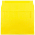 JAM Paper - Enveloppes d'invitation colorées A8 - 5,5 x 8,125 - jaune recyclé - Paquet de 50-Caractéristiques de l'enveloppe : Fermeture à rabat droit gommé, finition en papier lisse de haute qualité, fabriquée avec 30 % de matériaux recyclés