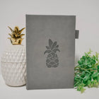Wamaco - Carnet à couverture rigide Pineapple Planner - 200 pages lignées - Gris-Pratique - Ce beau livre est doté d'une fermeture élastique et d'un porte-stylo. Ainsi, lorsque vos idées surgissent, elles sont faciles à trouver.