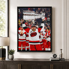 Frameworth - Nikolaj Ehlers Toile encadrée 20 po H x 29 po l Carolina Hurricanes Champions de la Coupe Stanley 2026 - Sous licence officielle LNH/AJLNH-Encadre professionnellement au Canada par Frameworth Sports Marketing