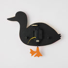 Enesco Allen Designs - Waddles L’horloge murale Pendule sculpté au canard-Comprend un canard dynamique aux beaux jaunes, oranges et verts, avec ses pieds pivotants agissant comme un pendule