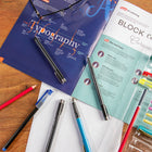 Mont Marte - Ensemble de 26 pièces de lettrage à la main Signature-Papier prêt à l'emploi: Livré avec 5 feuilles de papier calligraphie A4, 70 g/m², pour que vous puissiez commencer à travailler immédiatement les traits, les lignes et les styles de lettrage