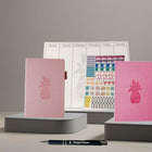 Wamaco - Collection Passionate Planner Pineapple - Agenda rose, journal fuchsia, autocollants, bloc-notes, bloc-notes hebdomadaire, stylo-Professionnel - L'aspect magnifique et amusant de cette collection de planification complète lui permet d'égayer n'importe quel espace, tout en faisant preuve d'une organisation professionnelle.