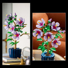 LEGO - Botanicals Hibiscus-Décoration LEGO - La fleur en briques est livrée avec un pot bleu foncé, pour que vous puissiez exposer fièrement votre hibiscus comme décoration végétale une fois la construction terminée