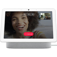 Google - Nest Hub Max, craie-Vous pouvez passer des appels vidéo ou laisser des messages vidéo avec Duo (Pour passer des appels, votre correspondant et vous devez posséder un compte Google Duo). Cette application fonctionne en mode mains libres, alors dites simplement : « Ok Google, appelle grand-maman. » Google Photos affiche automatiquement vos dernières et meilleures photos, ainsi votre famille reste toujours près de vous