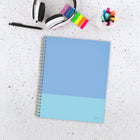 Mead - Agenda scolaire hebdomadaire/mensuel 2026-2027 - 11 po H x 9 po l - Deux tons de bleu - bilingue-Un mois sur deux pages avec des blocs quotidiens non lignés, ainsi qu'une section pour les notes et les calendriers de référence des mois passés et futurs