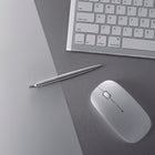 Parker – Stylo à bille Jotter acier inoxydable avec bordure chromée – pointe moyenne – encre bleue  -La conception rétractile exclusive s’ouvre et se referme avec un clic satisfaisant