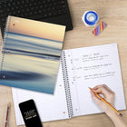Five Star - Cahier Waterscape Dusk à 1 matière – 11 po H x 8 1/2 po l – 160 pages-Les pochettes robustes aident à prévenir les déchirures et à ranger des feuilles détachées de 8 1/2 po x 11 po.