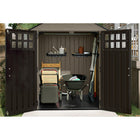 Suncast - Remise de rangement Everett 6 pi x 5 pi - Taupe foncé-Design classique de remise avec détails architecturaux et panneaux de toit style bardeaux renforcés de métal.