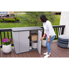 Suncast - Unité de rangement Backyard Oasis de 130 gallons - couleur gris colombe-Dimensions assemblé : 49,75 po de largeur x 23,5 po de profondeur x 38 po de hauteur.