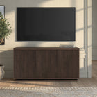 Hudson&Canal - Meuble TV rectangulaire cannelé Hanson pour téléviseurs jusqu'à 55 pouces, couleur aulne brun-Le socle, le plateau et les étagères sont fabriqués en MDF robuste avec une finition brun aulne