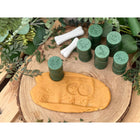 Yellow Door - Faisons rouler les dinosaures - Lot de 6-En expérimentant l'utilisation de différentes quantités de pression et en roulant de différentes manières, les enfants perfectionneront leur motricité fine par le jeu, créant des scènes tactiles de leurs dinosaures préférés dans leurs habitats anciens.