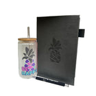 Wamaco - Coffret Collection Pineapple Mindful - Journal à couverture rigide fuchsia, verre Be Happy avec couvercle et paille, stylo-Pratique - Cette collection Mindful comporte de nombreuses pages lignées pour vos pensées, vos objectifs et vos listes.