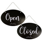 Cosco - Panneau intérieur Ouvert / Fermé avec chaîne - 8 po x 12 po - Noir et blanc-Ce panneau Ouvert et Fermé affiche clairement le statut de l’entreprise avec un message audacieux et facile à lire