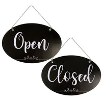 Cosco - Panneau intérieur Ouvert / Fermé avec chaîne - 8 po x 12 po - Noir et blanc-Ce panneau Ouvert et Fermé affiche clairement le statut de l’entreprise avec un message audacieux et facile à lire