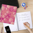 Five Star - Cahier Jellied Pink à 1 matière – 11 po H x 8 1/2 po l – 160 pages-Les pochettes robustes aident à prévenir les déchirures et à ranger des feuilles détachées de 8 1/2 po x 11 po.