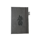 Wamaco - Carnet à couverture rigide Pineapple Planner - 200 pages lignées - Gris-Professionnel - Un journal à couverture rigide présente un aspect élégant qui convient à tout le monde. Il est parfait pour le chef d'entreprise, l'écrivain ou l'esprit créatif qui veulent garder leurs idées à portée de main.