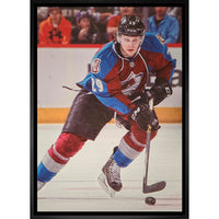 Nathan MacKinnon Colorado Avalanche Skating with Puck sur toile - Toile encadree - 22" x 31"-Impression sur toile de qualité supérieure avec bordures enveloppées