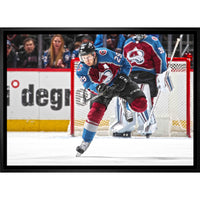 Nathan MacKinnon Colorado Avalanche Passing sur toile - Toile encadree - 31" x 22"-Impression sur toile de qualité supérieure avec bordures enveloppées