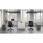 Offices to Go - Fauteuil à basculement synchro Lumi - Gris foncé-Le haut du dossier est replié vers l’arrière pour éviter d’exercer une pression sur les épaules lorsque l’utilisateur s’incline vers l’arrière, un coussin d'assise épais ajoute au confort