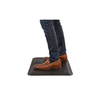 Safco - Tapis anti-fatigue mobile - 20 L x 30 D x 1 H po - Noir-Il y a des patins moulés au bas du tapis qui permettent à l'utilisateur de saisir le tapis avec ses pieds (sans avoir à se pencher) et de le faire glisser hors du chemin lorsqu'il n'est pas utilisé