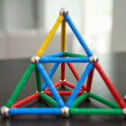 Geomag - Laboratoire de géométrie recyclé - 244 pièces-Une série progressive de cartes définit un modèle à compléter, des questions pour que les élèves puissent discuter de manière autonome et des questions pour aider les enseignants à évaluer la compréhension des élèves