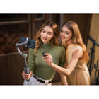 DJI - Stabilisateur pour téléphone Osmo Mobile 8P Bundle Standard-Dual Lens Boost : Synchronisation grand-angle et téléobjectif pour un suivi continu.