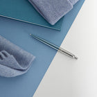 Parker - Stylo à bille Jotter bleu Waterloo - pointe moyenne - encre bleue-La conception rétractile exclusive s’ouvre et se referme avec un clic satisfaisant