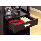 Monarch Specialties - 2543 Bar Maison - Espresso Style Echelle-Il comprend un tiroir de rangement doublé de feutre pour ranger les ustensiles de bar, un support suspendu pour les verres à vin pouvant contenir jusqu'à 12 petits verres à vin, et un rangement pour les bouteilles pouvant contenir jusqu'à 15 bouteilles de vin de taille standard.