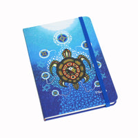 Oscardo - Carnet à couverture rigide avec motif artistique autochtone Tortue médecine de James Jacko-Cahier à couverture rigide par Oscardo présentant de véritables œuvres d’art autochtones créées par des artistes des Premières Nations, des Inuits et des Métis partout au Canada, idéal comme cadeau significatif ou article de papeterie essentiel au quotidien