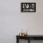 Marathon – Horloge murale géante atomique avec date et température, grain de bois-Réglages de 12 ou 24 heures, température en Celsius ou en Fahrenheit. Peut être montée au mur ou être monté sur un support intégré.