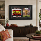 Frameworth - Coupe du Monde FIFA 2026 Officielle Espagne Cadre Drapeau et Trophée - 15 po x 24 po-Dimensions finales de 15 po x 24 po, une impression encadrée verticale idéale pour le salon, le bureau, la salle des partisans et la salle de sport.