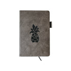 Wamaco - Collection Pineapple Planning Essential - Agenda gris non daté, autocollants et stylo-Polyvalent - Cette collection peut aider n'importe qui à organiser ses journées. Elle offre un espace pour les plans de repas, les budgets et les listes de courses, tout en permettant de se concentrer sur ses réussites.
