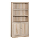 Sauder - Bibliothèque à 5 étagères - Érable du Pacifique-Rangement multi-pièces: cette bibliothèque fonctionnelle à portes peut répondre à vos besoins de rangement dans différentes pièces: salon, bureau, cuisine, atelier ou salle de bain