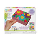 Crayola - Boîte à bijoux sculptée Creations Model Magic-CE QUI EST INCLUS : Cet ensemble comprend 4 paquets de Model Magic (70 g au total), une boîte à bijoux, 75 gemmes adhésives, un outil pour l'argile, 1 feuille d'adhésif double face et des instructions