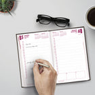 Brownline - 2027 agenda quotidien avec reliure collée et couverture rigide imitation lézard – 8 po x 5 po – noir-Certifié sous le code de licence FSC : FSC C102682. Le Forest Stewardship Council permet aux entreprises et aux consommateurs de choisir des produits fabriqués avec des matériaux issus de forêts responsables, promouvant une gestion écologiquement appropriée, socialement bénéfique et économiquement viable des forêts du monde