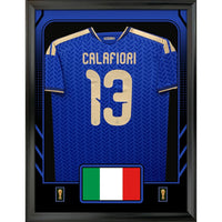 Frameworth - Coupe du Monde FIFA 2026 Officielle Italie Riccardo Calafiori Cadre Réplique de Maillot - 25,75 po x 33,75 po-Présentoir encadré de réplique de maillot sous licence officielle de la Coupe du Monde FIFA 2026 mettant en vedette Riccardo Calafiori.