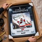 Frameworth - Cadre photoglass de Jordan Staal 16x20 des Carolina Hurricanes champions Coupe Stanley 2026 - 18 po l x 22 po H-Fabrication conforme au type de produit : la construction PhotoGlass imprime l’image directement sur le verre et la surface se nettoie avec un chiffon doux et sec