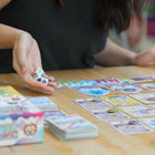 Kess - Tamagotchi Collections Jeu De Société -Plus vos Tamagotchi sont heureux, plus vous marquez de points.