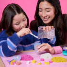 Kinetic Sand - Smoothie Mixer ensemble de jeu-Préparez des glaces et des smoothies : Les enfants peuvent créer leurs propres histoires culinaires en inventant des friandises fruitées avec 396 g de Kinetic Sand rose, jaune et blanc, un blender qui mélange vraiment le sable, un gobelet e à smoothie, un moule à glace et bien plus encore