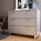 Manhattan Comfort - Granville commode moderne 37,8" - gris clair-Comprend 3 tiroirs à extension totale avec tiroir supérieur conçu avec des lignes nervurées verticales en bois massif