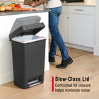 Rubbermaid - Poubelle à pédale 12,4 gallons - Anthracite-Utilisation mains libres : pour soulever le couvercle, appuyez sur la pédale en acier inoxydable pour l’élimination hygiénique des déchets