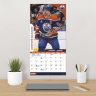 DateWorks - 2026 Calendrier Mural 16 Mois - 12 po x 12 po - Edmonton Oilers - Bilingue -Comprend des pages mensuelles de janvier à décembre 2026, ainsi que les 4 derniers mois de 2025