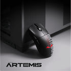 Cybeart - Souris de jeu Artemis ultra-légère avec échange à chaud de la batterie - The Batman-1000 Hz avec un temps de réponse de 1 ms pour une saisie instantanée, sans décalage, et un contrôle ultra-fluide. Capteur optique PixArt 3311 avec 24 000 DPI, 300 IPS et 35G d’accélération, offrant un suivi précis et réactif pour le gaming et la productivité