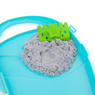 Kinetic Sand - Coffret de démarrage Splash avec 170 g de sable de jeu changeant de couleur-Des surprises incroyables : Dans l'eau froide, le sable blanc devient bleu et redevient bleu dans l'eau chaude. Moulez les personnages et découvrez leur visage, étirez le sable et passez le râteau sous l'eau, étirez et faites couler hors de l'eau. Amusez-vous à l'infini
