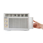 BLACK+DECKER - Climatiseur de fenêtre 5 000 BTU-Compact et efficace : ce climatiseur de fenêtre de 40 cm x 33,5 cm x 30,5 cm s'intègre parfaitement aux fenêtres à guillotine double standard, facilitant ainsi son installation.