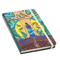 Oscardo - Carnet à couverture rigide avec motif artistique autochtone Femme forte de la Terre de Leah Dorion-Cahier à couverture rigide par Oscardo présentant de véritables œuvres d’art autochtones créées par des artistes des Premières Nations, des Inuits et des Métis partout au Canada, idéal comme cadeau significatif ou article de papeterie essentiel au quotidien