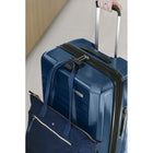 Samsonite - Quest-X Spinner Grand Extensible - 31.5 po - Lagon Bleu-La serrure montée approuvée par la TSA offre une sécurité supplémentaire pour vos effets personnels